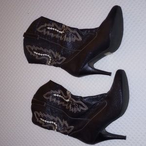 I am selling Black and Cream sized 8 Cowgirl Boots